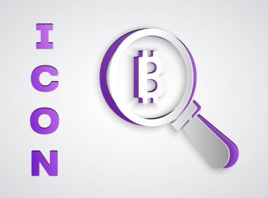 Kağıt kesiği büyüteç, gri arka planda Bitcoin simgesi var. Madeni para. Engelleme zinciri tabanlı şifreli para birimi. Kağıt sanatı tarzı. Vektör.