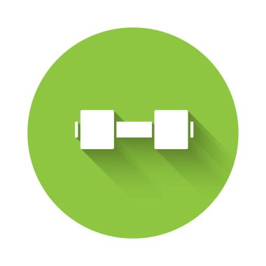 Beyaz Dumbbell simgesi uzun gölgelerle izole edilmiş. Kas kaldırma ikonu, fitness halteri, spor aletleri, egzersiz yaban domuzu. Yeşil daire düğmesi. Vektör.