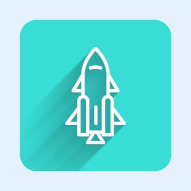 Ateş ikonlu, uzun gölgeli beyaz çizgi roket gemisi. Uzay yolculuğu. Yeşil kare düğmesi. Vektör.