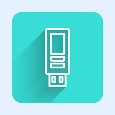 Beyaz çizgi USB flash disk simgesi uzun gölgeli izole edildi. Yeşil kare düğmesi. Vektör.
