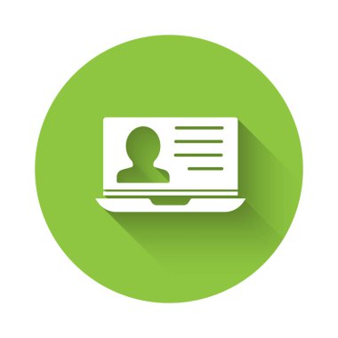 Özgeçmiş simgesi uzun gölgeli beyaz dizüstü bilgisayar. Özgeçmiş başvurusu. Profesyonel personel aranıyor. Personel analizi devam ediyor. Yeşil daire düğmesi. Vektör.