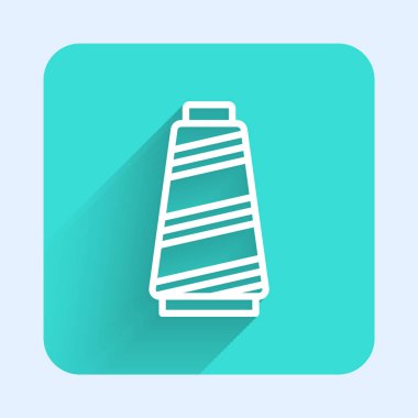 Makarna simgesine uzun gölgeli beyaz çizgili dikiş ipliği. İplik makarası. İplik kutusu. Yeşil kare düğmesi. Vektör İllüstrasyonu.