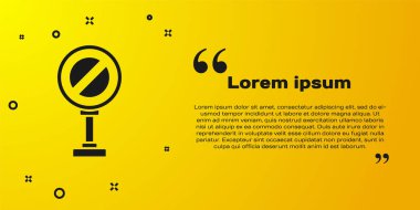 Sarı arkaplanda Siyah Dur simgesi izole edildi. Trafik yönetmeliklerine göre dur işareti. Vektör İllüstrasyonu.