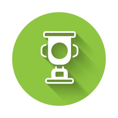 Beyaz Ödül Kupası ikonu uzun gölgeli izole edilmiş. Galibiyet ödülü sembolü. Şampiyonluk ya da yarışma kupası. Spor başarısı işareti. Yeşil daire düğmesi. Vektör.