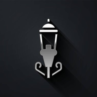 Silver Vintage sokak lambası simgesi siyah arkaplanda izole edilmiş. Uzun gölge tarzı. Vektör.
