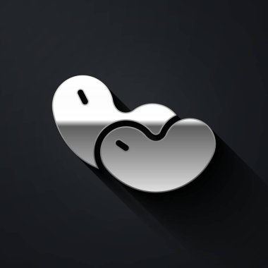 Siyah arkaplanda izole edilmiş gümüş fasulye simgesi. Uzun gölge tarzı. Vektör.