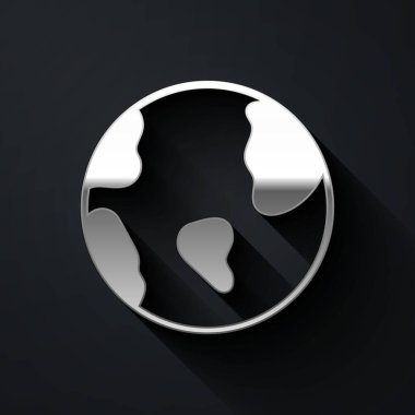 Siyah arkaplanda izole edilmiş Gümüş Dünya ikonu. Dünya ya da Dünya işareti. Küresel internet sembolü. Geometrik şekiller. Uzun gölge tarzı. Vektör.