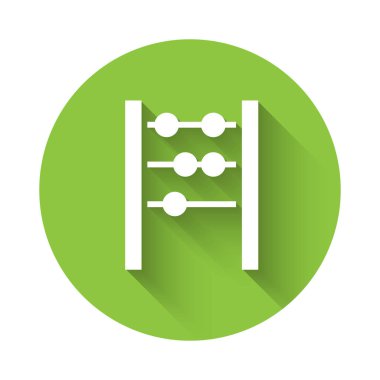 Beyaz Abaküs simgesi uzun gölgeli izole edilmiş. Geleneksel sayım çerçevesi. Eğitim işareti. Matematik okulu. Yeşil daire düğmesi. Vektör.