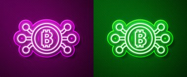 Parlak neon hattı Kripto para birimi bitcoin mor ve yeşil arkaplanda izole edilmiş mikroçip devre ikonu ile daire içinde. Engelleme teknolojisi, dijital para piyasası. Vektör.