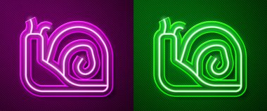 Parlayan neon çizgisi Salyangoz simgesi mor ve yeşil arkaplanda izole edildi. Vektör.