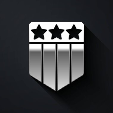 Siyah arkaplanda izole edilmiş yıldız ve şerit ikonlu Gümüş Kalkan. Amerika Birleşik Devletleri bayrağı. 4 Temmuz. ABD Bağımsızlık Günü. Uzun gölge tarzı. Vektör.