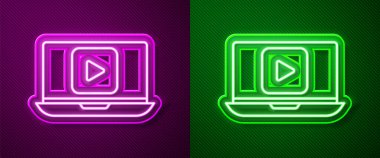 Parlayan neon hattı Online video oynatma simgesi mor ve yeşil arkaplanda izole edildi. Dizüstü bilgisayar ve oyun işaretli film şeridi. Vektör İllüstrasyonu.