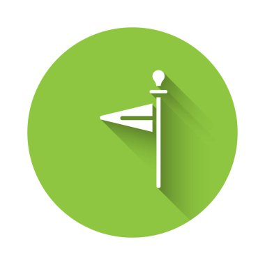 Uzun gölgeli beyaz ortaçağ bayrağı ikonu. Bir kral ya da kraliçe tarafından yönetilen ülke, devlet ya da bölge. Yeşil daire düğmesi. Vektör.