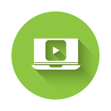 White Online video oynatma simgesi uzun gölgeyle izole edildi. Dizüstü bilgisayar ve oyun işaretli film şeridi. Yeşil daire düğmesi. Vektör İllüstrasyonu.