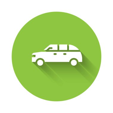 Beyaz Hatchback araba ikonu uzun gölgeli izole edilmiş. Yeşil daire düğmesi. Vektör.