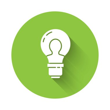 Uzun gölgeli lamba ikonu olan beyaz insan kafası. Yeşil daire düğmesi. Vektör.