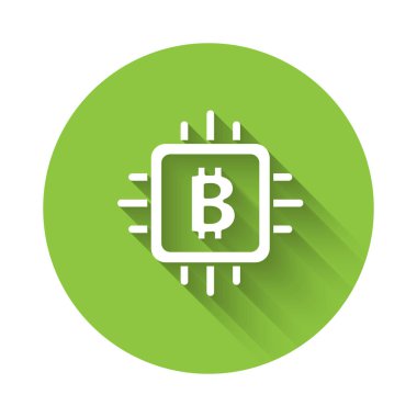 Beyaz İşlemci madencilik ikonu uzun gölgeli izole edilmiş. İşlemcinin içinde bitcoin işareti. Kripto para madenciliği topluluğu. Dijital para. Yeşil daire düğmesi. Vektör.
