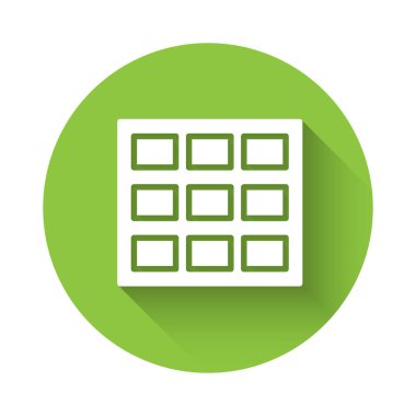 Uzun gölgeli beyaz çikolata ikonu. Yeşil daire düğmesi. Vektör.