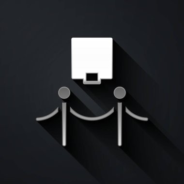 Silver Picture çerçeve ve ip bariyeri simgesi siyah arka planda izole edildi. Sergi koruması. Müzenin içi. Uzun gölge tarzı. Vektör.