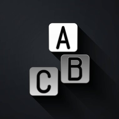 Gümüş ABC blok simgesi siyah arkaplanda izole edildi. A, B, C harfli alfabe küpleri. Uzun gölge tarzı. Vektör.