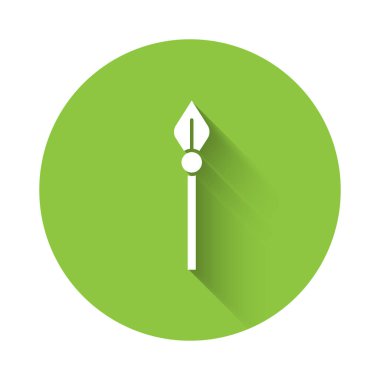 Beyaz Ortaçağ mızrak ikonu uzun gölgeli izole edilmiş. Ortaçağ silahı. Yeşil daire düğmesi. Vektör.