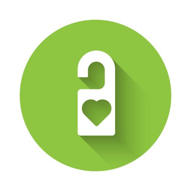 Beyaz lütfen uzun gölgeli kalp ikonu ile rahatsız etmeyin. Otel Kapısı Askısı Etiketleri. Yeşil daire düğmesi. Vektör.