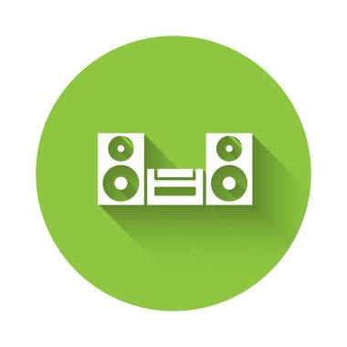 Beyaz Ev müzik seti, uzun gölgeli iki hoparlör ikonu. Müzik sistemi. Yeşil daire düğmesi. Vektör.