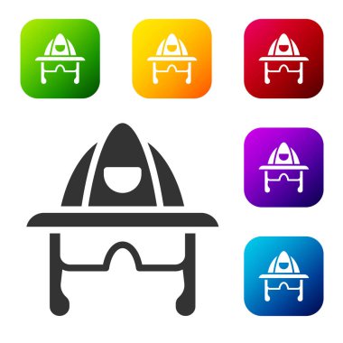 Siyah itfaiyeci kaskı ya da itfaiyeci şapkası ikonu beyaz arka planda izole edilmiş. Renkli kare düğmelerle simgeleri ayarla. Vektör.