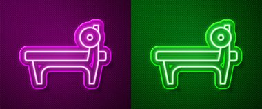 Mor ve yeşil arkaplanda izole edilmiş barbel simgesi olan parlak neon çizgisi Bench. Spor aletleri. Vücut geliştirme, ağırlık kaldırma, fitness konsepti. Vektör.