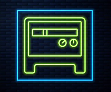 Parlayan neon hattı Gitar yükseltici simgesi tuğla duvar arka planında izole edildi. Müzik aleti. Vektör.