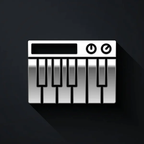 银色音乐合成器图标孤立在黑色背景 电子钢琴长影子风格 — 图库矢量图片