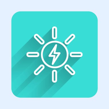 Beyaz çizgi güneş enerjisi simgesi uzun gölgeli izole edilmiş. Yıldırım sembollü güneş. Yeşil kare düğmesi. Vektör.