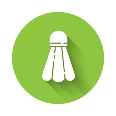 Beyaz Badminton mekik siki ikonu uzun gölgeli izole edilmiş. Spor malzemeleri. Yeşil daire düğmesi. Vektör İllüstrasyonu.