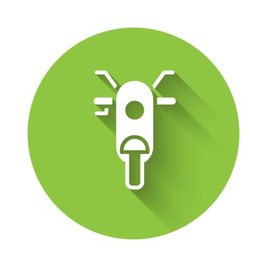 Beyaz Scooter ikonu uzun gölgeli izole edilmiş. Yeşil daire düğmesi. Vektör.