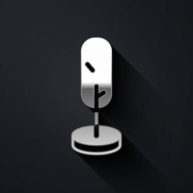 Gümüş Ağaç simgesi siyah arkaplanda izole edildi. Orman sembolü. Uzun gölge tarzı. Vektör.