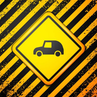 Sarı arka planda siyah oyuncak araba simgesi izole edildi. Uyarı işareti. Vektör.