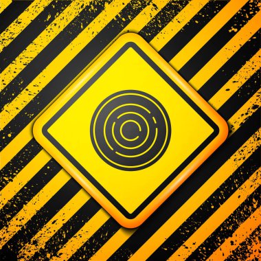 Sarı arkaplanda Black Checker oyun çipleri simgesi izole edildi. Uyarı işareti. Vektör.