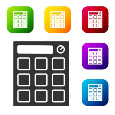 Siyah Davul Makinesi müzik yapımcısı ekipman ikonu beyaz arkaplanda izole edildi. Renkli kare düğmelerle simgeleri ayarla. Vektör.