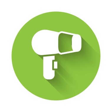 Beyaz saç kurutma ikonu uzun gölgeli izole edilmiş. Saç kurutma makinesi tabelası. Saç kurutma sembolü. Sıcak hava üflüyor. Yeşil daire düğmesi. Vektör.