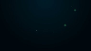 Siyah arka planda izole edilmiş baş koruma ikonu için parlayan neon hattı Ortaçağ demir miğferi. 4K Video hareketli grafik canlandırması