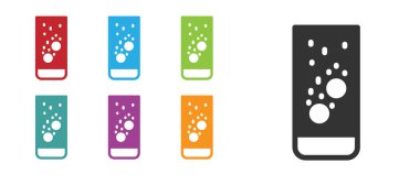 Siyah Effervescent aspirin tabletleri beyaz arkaplanda izole edilmiş bir bardak su ikonunda erir. Simgeleri renklendirin. Vektör İllüstrasyonu.