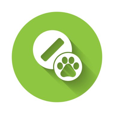 Beyaz Köpek hapı ikonu uzun gölgeli izole edilmiş. Hayvan için reçeteli ilaç. Yeşil daire düğmesi. Vektör.