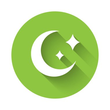Beyaz Ay ve yıldız ikonu uzun gölgelerle izole edilmiş. Yeşil daire düğmesi. Vektör.