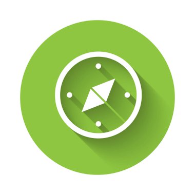 Beyaz Pusula simgesi uzun gölgede izole edildi. Rüzgâr yön bulma sembolü. Rüzgar gül işareti. Yeşil daire düğmesi. Vektör.