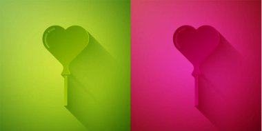 Kağıt, yeşil ve pembe arka planda izole edilmiş kurdele ikonu ile kalp şeklinde balonlar kesiyor. Kağıt sanatı tarzı. Vektör.