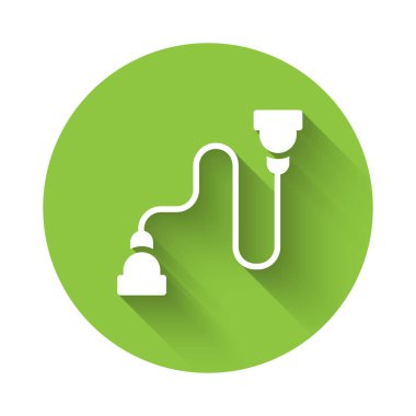 Beyaz Göğüs genişletici simgesi uzun gölgeyle izole edildi. Yeşil daire düğmesi. Vektör.