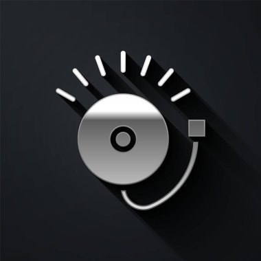 Siyah arkaplanda gümüş zil simgesi izole edildi. Yangın alarmı. Servis zili, el zili işareti, uyarı sembolü. Uzun gölge tarzı. Vektör.