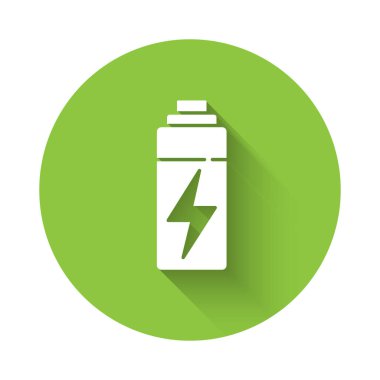 Beyaz Batarya simgesi uzun gölgeli izole edilmiş. Şimşek sembolü. Yeşil daire düğmesi. Vektör.