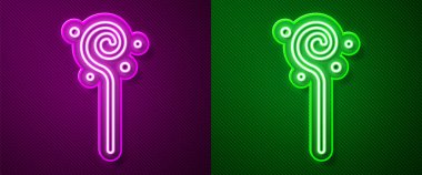 Parlayan neon hattı sihirli asa simgesi mor ve yeşil arkaplanda izole edildi. Sihirli değnek, asa, değnek, değnek. Vektör.