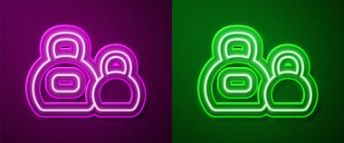 Parlayan neon çizgisi Kettlebell simgesi mor ve yeşil arkaplanda izole edildi. Spor malzemeleri. Vektör.